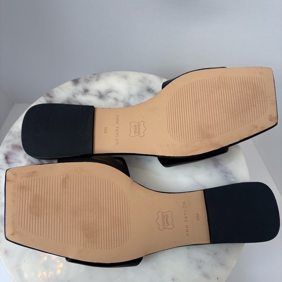 Ann Taylor Black Leather Slide Sandals Gold Chain Detail Size 10M - Picture 10 of 14